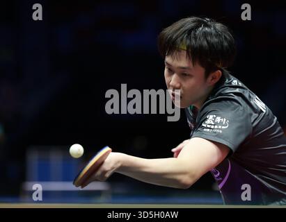 Macau, China. November 2025. Wang Chuqin tritt während des Mannes-Singles-Bronzemedaillenspiels im Tischtennis zwischen Wang Chuqin aus Peking und Yuan Licen aus Liaoning bei den 15. Nationalspielen in Macao, Südchina, am 16. November 2025 an. Quelle: Liang Xu/Xinhua/Alamy Live News Stockfoto