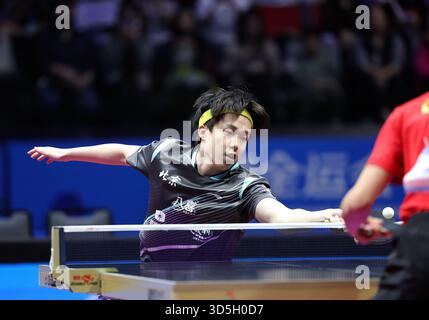 Macau, China. November 2025. Wang Chuqin tritt während des Mannes-Singles-Bronzemedaillenspiels im Tischtennis zwischen Wang Chuqin aus Peking und Yuan Licen aus Liaoning bei den 15. Nationalspielen in Macao, Südchina, am 16. November 2025 an. Quelle: Chen Bin/Xinhua/Alamy Live News Stockfoto