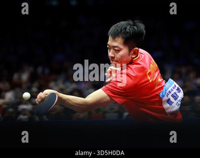 Macau, China. November 2025. Yuan Licen tritt während des Mannes-Singles-Bronzemedaillenspiels im Tischtennis zwischen Wang Chuqin aus Peking und Yuan Licen aus Liaoning bei den 15. Nationalspielen in Macao, Südchina, am 16. November 2025 an. Quelle: Liang Xu/Xinhua/Alamy Live News Stockfoto