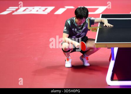 Macau, China. November 2025. Wang Chuqin reagierte während des Mannes-Singles-Bronzemedaillenspiels im Tischtennis zwischen Wang Chuqin aus Peking und Yuan Licen aus Liaoning bei den 15. Nationalspielen in Macao, Südchina, am 16. November 2025. Quelle: Cheong Kam Ka/Xinhua/Alamy Live News Stockfoto