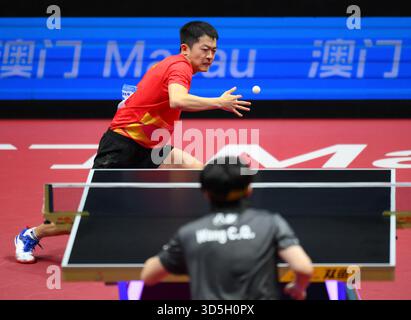 Macau, China. November 2025. Yuan Licen (TOP) tritt bei den 15. Chinesischen Nationalspielen in Macao, Südchina, am 16. November 2025 bei den 20. Nationalspielen in Macao, Südchina, zwischen Wang Chuqin aus Peking und Yuan Licen aus Liaoning an. Quelle: Cheong Kam Ka/Xinhua/Alamy Live News Stockfoto