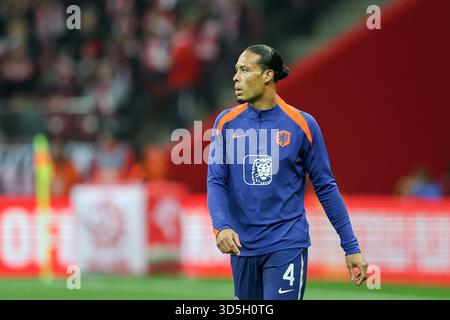 Warschau, Polen. November 2025. Virgil Van Dijk aus den Niederlanden wurde während des Aufwärtstrends vor dem Spiel Polen - Niederlande bei der Qualifikationsweltmeisterschaft 2026 im PEG Narodowy Stadium gesehen. Quelle: SOPA Images Limited/Alamy Live News Stockfoto