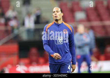 Warschau, Polen. November 2025. Virgil Van Dijk aus den Niederlanden wurde während des Aufwärtstrends vor dem Spiel Polen - Niederlande bei der Qualifikationsweltmeisterschaft 2026 im PEG Narodowy Stadium gesehen. Quelle: SOPA Images Limited/Alamy Live News Stockfoto