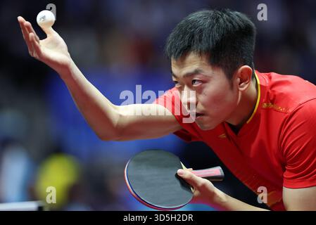Macau, China. November 2025. Yuan Licen spielt bei den Männer-Einzelmedaillenspielen im Tischtennis zwischen Wang Chuqin aus Peking und Yuan Licen aus Liaoning bei den 15. Nationalspielen in Macao, Südchina, am 16. November 2025. Quelle: Liu Xu/Xinhua/Alamy Live News Stockfoto
