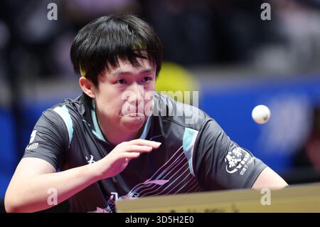 Macau, China. November 2025. Wang Chuqin tritt während des Mannes-Singles-Bronzemedaillenspiels im Tischtennis zwischen Wang Chuqin aus Peking und Yuan Licen aus Liaoning bei den 15. Nationalspielen in Macao, Südchina, am 16. November 2025 an. Quelle: Liu Xu/Xinhua/Alamy Live News Stockfoto