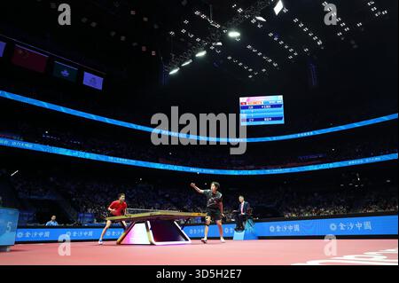 Macau, China. November 2025. Wang Chuqin (R) spielt beim Spiel der Männer mit der Bronzemedaille des Tischtennis zwischen Wang Chuqin aus Peking und Yuan Licen aus Liaoning bei den 15. Nationalspielen in Macao, Südchina, am 16. November 2025. Quelle: Liu Xu/Xinhua/Alamy Live News Stockfoto