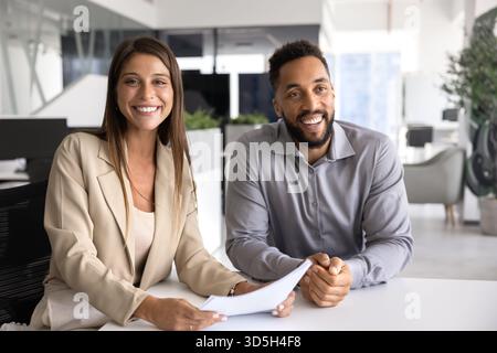 Zwei glückliche multiethnische Geschäftspartner posieren für ein Porträt Stockfoto