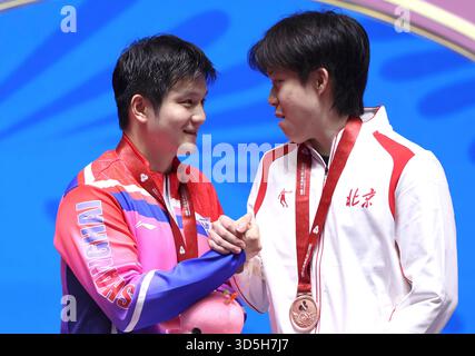 Macau, China. November 2025. Der Goldmedaillengewinner Fan Zhendong (L) aus Shanghai schüttelt den Bronzemedaillengewinner Wang Chuqin aus Peking während der Verleihung der Tischtennis-Singles der Männer bei den 15. Nationalspielen in Macao, Südchina, 16. November 2025. Quelle: Chen Bin/Xinhua/Alamy Live News Stockfoto