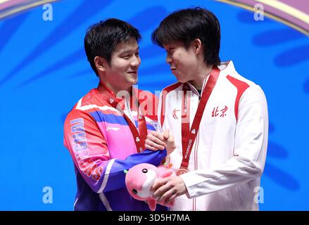 Macau, China. November 2025. Der Goldmedaillengewinner Fan Zhendong (L) aus Shanghai schüttelt den Bronzemedaillengewinner Wang Chuqin aus Peking während der Verleihung der Tischtennis-Singles der Männer bei den 15. Nationalspielen in Macao, Südchina, 16. November 2025. Quelle: Chen Bin/Xinhua/Alamy Live News Stockfoto