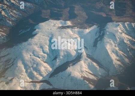 Schneebedeckte Berge im Winter von oben betrachtet Stockfoto