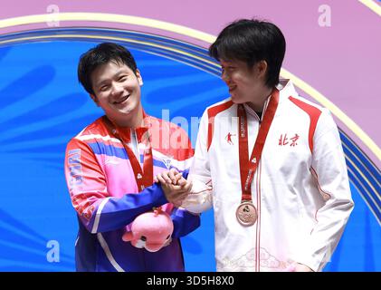 Macau, China. November 2025. Der Goldmedaillengewinner Fan Zhendong (L) aus Shanghai schüttelt den Bronzemedaillengewinner Wang Chuqin aus Peking während der Verleihung der Tischtennis-Singles der Männer bei den 15. Nationalspielen in Macao, Südchina, 16. November 2025. Quelle: Liang Xu/Xinhua/Alamy Live News Stockfoto