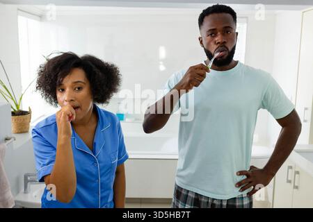 Im Badezimmer putzen Sie die Zähne zusammen, und teilen Sie sich die morgendliche Routine glücklich. Hygiene, Glück, Lebensstil, Bindung Stockfoto