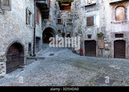 Berühmtes Dorf Canale di Tenno, traditionelles historisches Dorf im trentino in italien, alte Steinhäuser, Touristenattraktion, Kopfsteinpflasterstraße Stockfoto