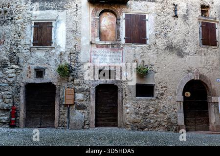 Berühmtes Dorf Canale di Tenno, traditionelles historisches Dorf im trentino in italien, alte Steinhäuser, Touristenattraktion, Kopfsteinpflasterstraße Stockfoto