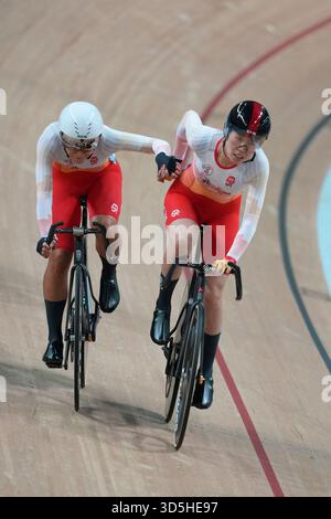 Hongkong, China. November 2025. Chen Ning (L)/Cui Yuhang aus Peking treten am 16. November 2025 beim Madison-Finale der Radstrecke der Frauen bei den 15. Nationalspielen in Hongkong, Südchina, an. Quelle: Wu Lu/Xinhua/Alamy Live News Stockfoto