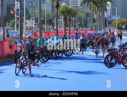 Hongkong, China. November 2025. Die Athleten treten während des Triathlon Mixed Staffels bei den 15. Nationalspielen in Hongkong, Südchina, am 16. November 2025 an. Quelle: Wang Shen/Xinhua/Alamy Live News Stockfoto