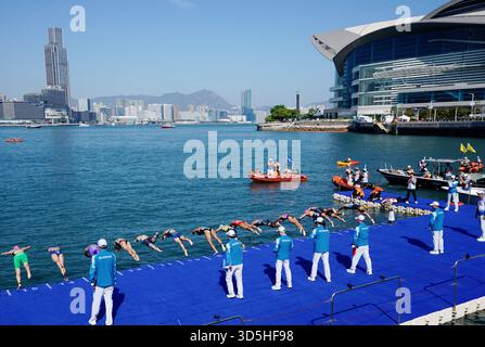 Hongkong, China. November 2025. Die Athleten treten während des Triathlon Mixed Staffels bei den 15. Nationalspielen in Hongkong, Südchina, am 16. November 2025 an. Quelle: Wang Shen/Xinhua/Alamy Live News Stockfoto