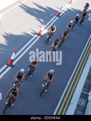 Hongkong, China. November 2025. Die Athleten treten während des Triathlon Mixed Staffels bei den 15. Nationalspielen in Hongkong, Südchina, am 16. November 2025 an. Quelle: Wang Shen/Xinhua/Alamy Live News Stockfoto
