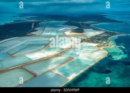 Blick von oben auf natürliche Meersalzteiche und Kristallisationspools in der Nähe der Küste von Shark Bay. Stockfoto