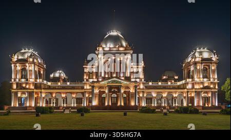Nächtlicher Blick auf die beleuchtete Fassade des historischen Palastes Noor Mahal, Bahawalpur, Punjab, Pakistan Stockfoto