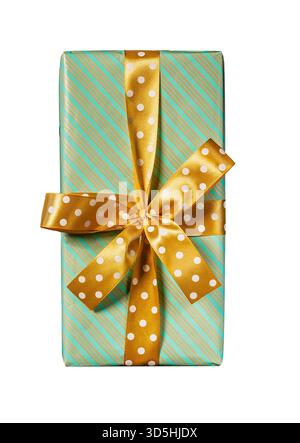 Isolierte Weihnachtsgeschenkbox, umwickelt in grün gestreiftes Papier mit goldenem Punktband Stockfoto
