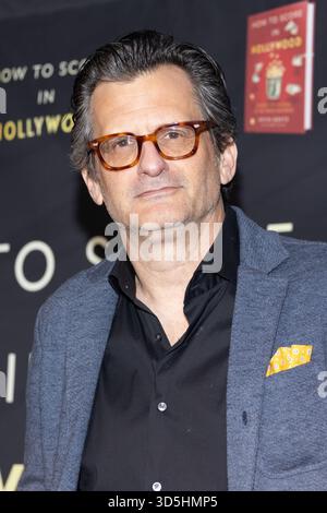 Beverly Hills, Kalifornien, USA. November 2025. Ben Mankiewicz nimmt am 15. November 2025 an der Book Launch Celebration mit Kevin Goetz und Bob Levin Teil, Autoren von How to Score in Hollywood: Secrets to Success in the Movie Business. Quelle: Vladimir Yazev/Alamy Live News Stockfoto