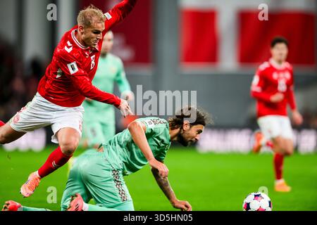 8 (DEN) - Gustav Isaksen, 3 (BLR) - Pavel Zabelin. UEFA VM Kvalifikation - Landskamp - Danmark mod Hviderusland - 15.11.2025. København, Danmark. Stockfoto
