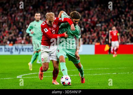 8 (DEN) - Gustav Isaksen, 3 (BLR) - Pavel Zabelin. UEFA VM Kvalifikation - Landskamp - Danmark mod Hviderusland - 15.11.2025. København, Danmark. Stockfoto