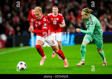 8 (DEN) - Gustav Isaksen, 2 (BLR) - Kirill Pechenin. UEFA VM Kvalifikation - Landskamp - Danmark mod Hviderusland - 15.11.2025. København, Danmark Stockfoto