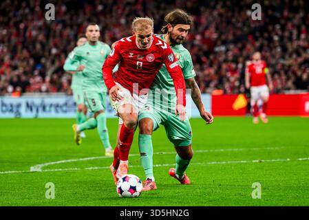 8 (DEN) - Gustav Isaksen, 3 (BLR) - Pavel Zabelin. UEFA VM Kvalifikation - Landskamp - Danmark mod Hviderusland - 15.11.2025. København, Danmark. Stockfoto