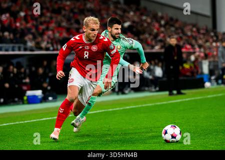 8 (DEN) - Gustav Isaksen, 10 (BLR) - Valeri Gromyko. UEFA VM Kvalifikation - Landskamp - Danmark mod Hviderusland - 15.11.2025. København, Danmark Stockfoto