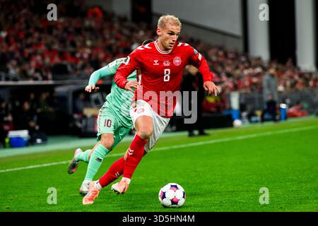 8 (DEN) - Gustav Isaksen, 10 (BLR) - Valeri Gromyko. UEFA VM Kvalifikation - Landskamp - Danmark mod Hviderusland - 15.11.2025. København, Danmark Stockfoto