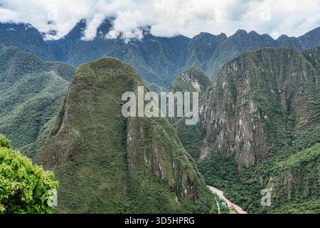 Dramatische Aussicht mit den üppigen majestätischen Andeam Bergen und Tälern rund um Machu Picchu in Peru Stockfoto