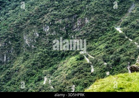 Malerische Aussicht von oben mit der gewundenen Schotterstraße nach Machu Picchu ab Aguas Calientes. Stockfoto