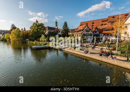 Menschen sitzen bei Sonnenschein am Ufer des Neckars in der Altstadt von Rottenburg. Rottenburg, Baden Württemberg, Deutschland am Neckar in der Altstadt Rottenburg. *** Menschen sitzen bei Sonnenschein am Neckarufer in der Altstadt von Rottenburg Rottenburg, Baden-Württemberg, Deutschland am Neckar in der Altstadt von Rottenburg Stockfoto