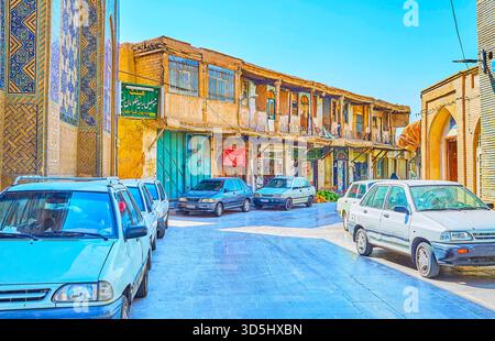 ISFAHAN, IRAN - 21. Oktober 2017: Der schmale schäbige Straße der Große Basar mit baufälligen Gebäude, mit Geschäften und Lagerhallen besetzt, am 21. Oktober Stockfoto