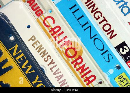 Alte US-Autokennzeichen mit verschiedenen Namen. Konzept des Fahrens in den USA. Erreichen einer Fahrzeugregistrierung Stockfoto