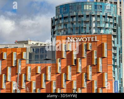 London, England, Großbritannien - 25. oktober 2025: Außenansicht des Novotel Hotels vor dem Wembley Stadium Stockfoto