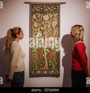 The Arc Gallery, Winchester, Hampshire 16. November 2025 Hängewand mit Rose und Gitter ca. 1888-1892 dicker und feiner Seidenzwirn, gefärbt bei Morris & Co., in Darning, Stiel, Satin, Sofa, Bayeux- und Spalierstich auf Manchester-Tuch, mit Leinen hinterlegt, noch nie in der Öffentlichkeit zu sehen, bevor der Hampshire Cultural Trust „Beauty of the Earth“ präsentiert – die erste Ausstellung, die der Kunst und dem Aktivismus von William Morris und seiner Familie gewidmet ist. Sie zeigt Entwürfe von William zusammen mit Werken seiner Tochter May und Frau Jane sowie Kunstwerke anderer präraffaelistischer Künstler wie Dante Gabriel Rossetti, John Ruskin, EDW Stockfoto