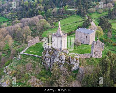 Blick aus der Vogelperspektive auf die historischen Ruinen der Burg Luc in lozere, frankreich, mit einer Statue der Jungfrau maria, Teil der GR 70 und der Regordane Way Stockfoto
