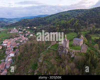 Blick aus der Vogelperspektive auf die Ruinen der Burg Luc bei Sonnenuntergang, dominierendes Boree-Dorf in der malerischen Landschaft von Lozere, Teil der GR 70 und der Regordane Wa Stockfoto