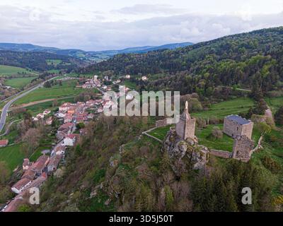 Aus der Vogelperspektive auf die Ruinen der Burg und die Statueon eines Hügels über dem Dorf luc in Lozere, frankreich, Teil der GR 70 und des Regordane Way Stockfoto