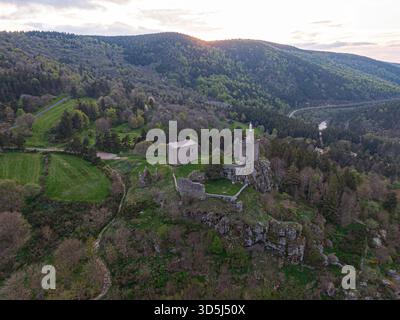 Blick aus der Vogelperspektive auf die Ruinen von Luc Castel, auf einer Klippe mit Blick auf das lozere-Tal in frankreich, Teil der GR 70 und der Regordane Way Stockfoto