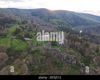 Blick aus der Vogelperspektive auf die Ruinen von Luc Castel, auf einer Klippe mit Blick auf das lozere-Tal in frankreich, Teil der GR 70 und der Regordane Way Stockfoto