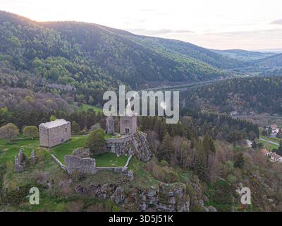 Blick aus der Vogelperspektive auf die Ruinen von Luc Castel, auf einer Klippe mit Blick auf das lozere-Tal in frankreich, Teil der GR 70 und der Regordane Way Stockfoto
