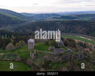 Blick aus der Vogelperspektive auf die Ruinen von Luc Castel, auf einer Klippe mit Blick auf das lozere-Tal in frankreich, Teil der GR 70 und der Regordane Way Stockfoto