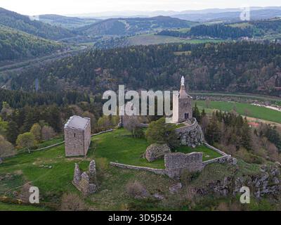 Blick aus der Vogelperspektive auf die Ruinen von Luc Castel, auf einer Klippe mit Blick auf das lozere-Tal in frankreich, Teil der GR 70 und der Regordane Way Stockfoto
