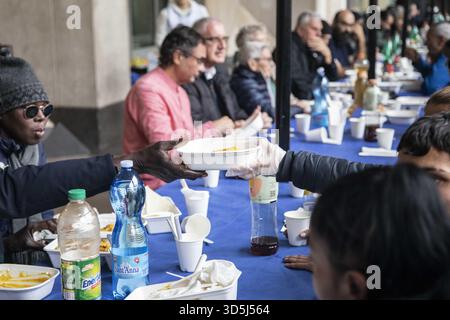 Mailand, Italien. November 2025. Mailand, Piazza Affari, Welttag der Armen und Jubiläum der Armen, Progetto Arca organisiert ein großes Mittagessen auf der Piazza Affari, wo Freiwillige schutzbedürftige Familien und bedürftige Einzelpersonen willkommen heißen. Quelle: Unabhängige Fotoagentur/Alamy Live News Stockfoto