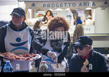 Mailand, Italien. November 2025. Mailand, Piazza Affari, Welttag der Armen und Jubiläum der Armen, Progetto Arca organisiert ein großes Mittagessen auf der Piazza Affari, wo Freiwillige schutzbedürftige Familien und bedürftige Einzelpersonen willkommen heißen. Quelle: Unabhängige Fotoagentur/Alamy Live News Stockfoto