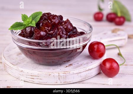 Kirschmarmelade in einer Glasschale. Nahaufnahme. Hausgemachte Kirschmarmelade. Stockfoto